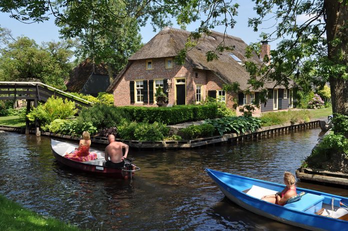 Yolları-olmayan-bir-köy-Giethoorn-2-696x462