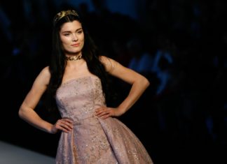 İzmir’de moda defilesi düzenlendi