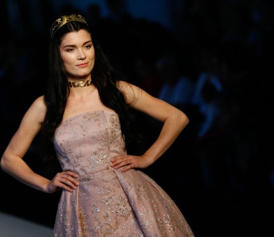 İzmir’de moda defilesi düzenlendi
